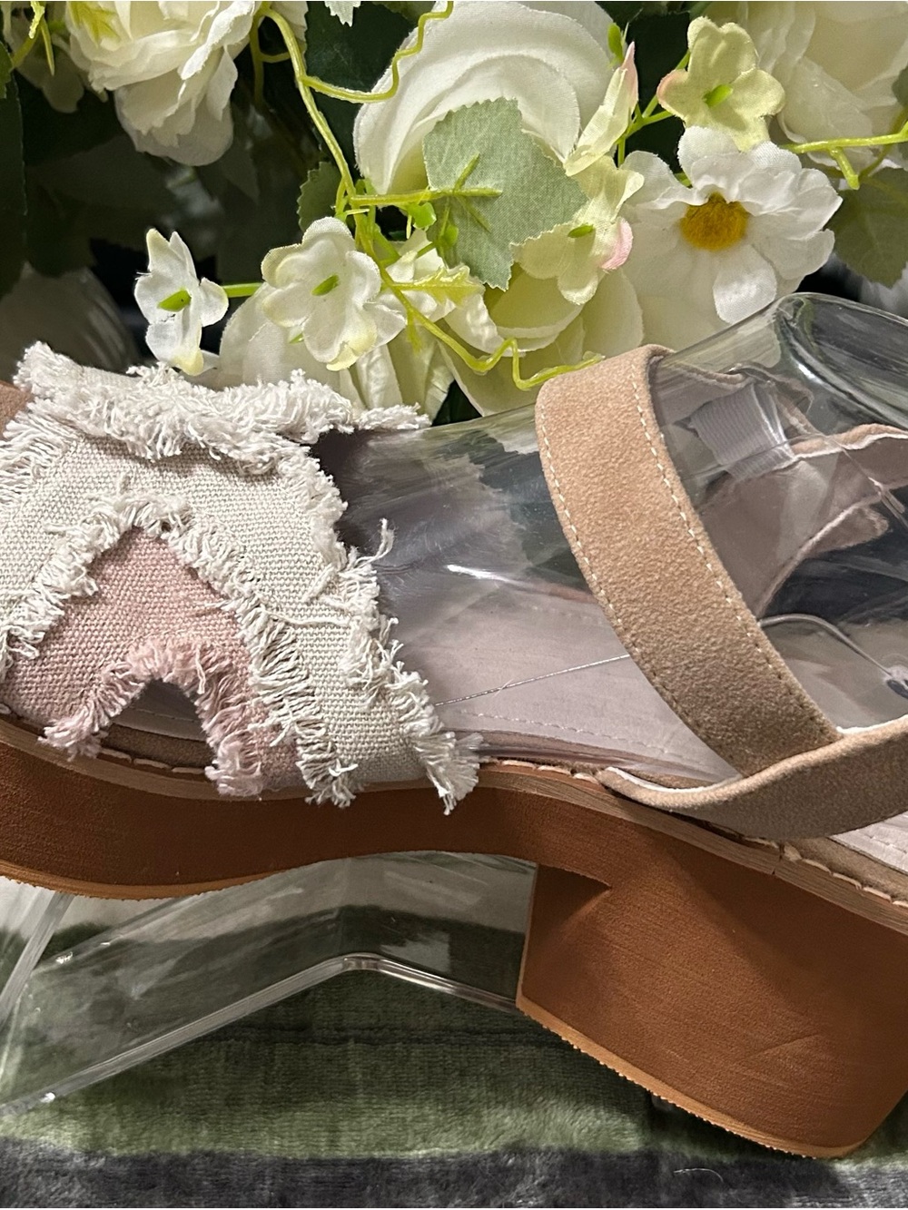 NWOT Rocket Dog Light Denim Beige and Tan Fringed Cross-Strap Sandals. Size 11 - Picture 4 of 8